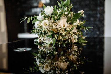 Siyah bir masanın üzerindeki beyaz Eustoma gelin buketini kapat..