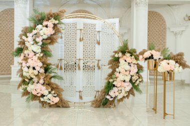 Düğün fotoğrafları beyaz ve pembe şakayık çiçekleriyle süslenmiş.