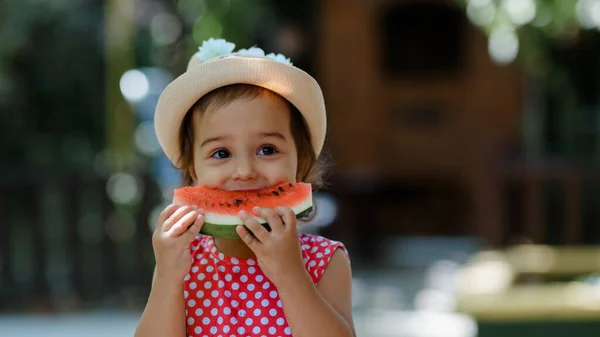 Kırmızı Elbiseli Beyaz Benekli Şapkalı Küçük Kız Çocuğu Çok Komik — Stok fotoğraf