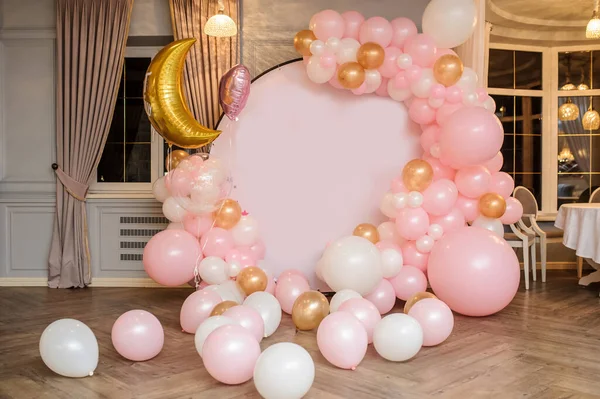 Party Fotonzon Dekorerad Med Rosa Vit Guld Ballonger Balkonger Dekoration — Stockfoto