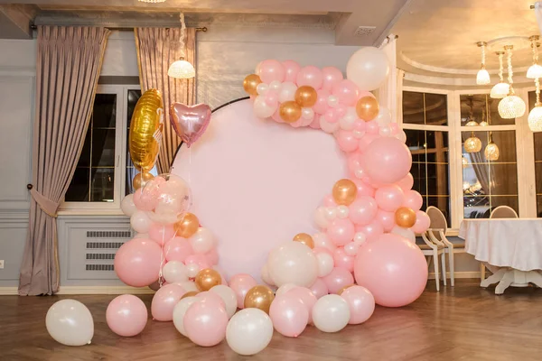Parti foton bölgesi pembe, beyaz, altın balonlarla süslenmiş. Balon dekorasyonu
