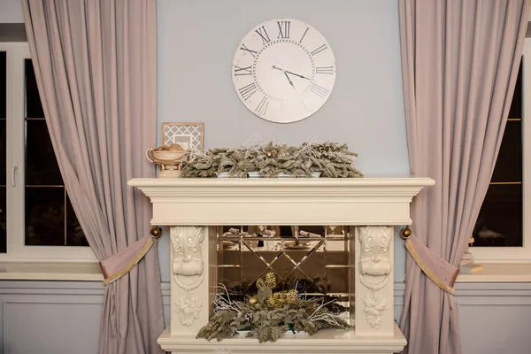 Decorated Fireplace Fir Branches Vintage Clock — Stockfoto