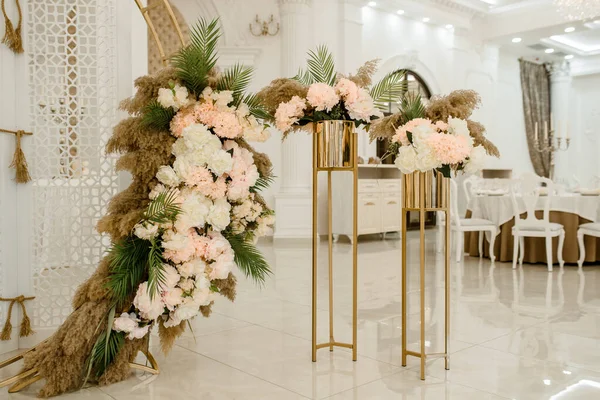 Bröllop Blommor Dekoration Från Vit Och Rosa Pion — Stockfoto