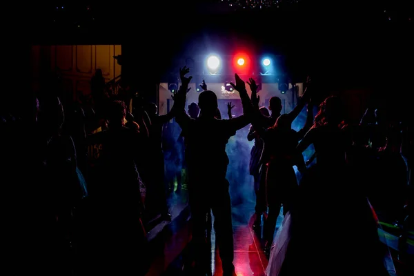 在迪斯科舞会上跳舞的人的轮廓 — 图库照片