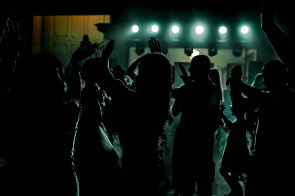 Силуэт Людей Танцующих Дискотеке — стоковое фото