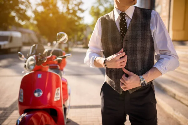 Close Picture Man Classic Vest Red Vintage Motorbike Scooter — Stock Photo, Image