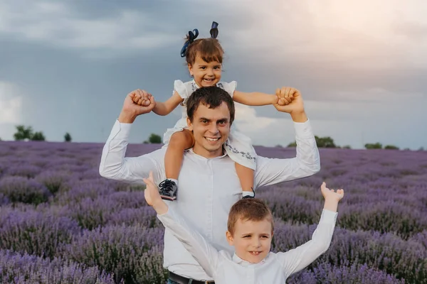 Hermoso Concepto Familiar Feliz Hombre Sonriente Jugando Con Sus Hijos —  Fotos de Stock