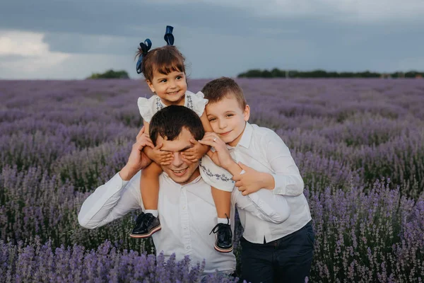 Hermoso Concepto Familiar Feliz Hombre Sonriente Jugando Con Sus Hijos —  Fotos de Stock