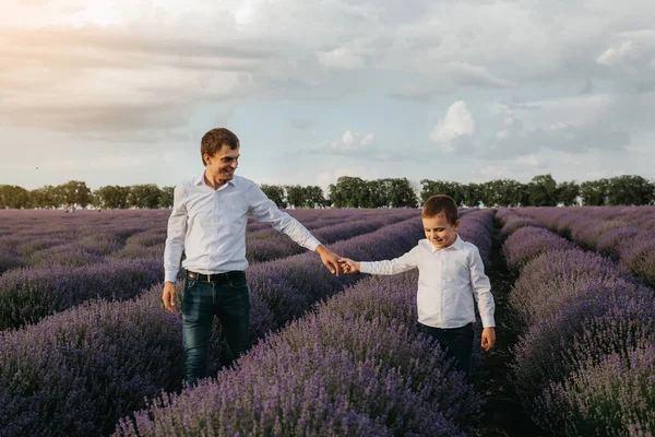 Concepto Familiar Feliz Feliz Hombre Sonriente Está Caminando Con Hijo —  Fotos de Stock