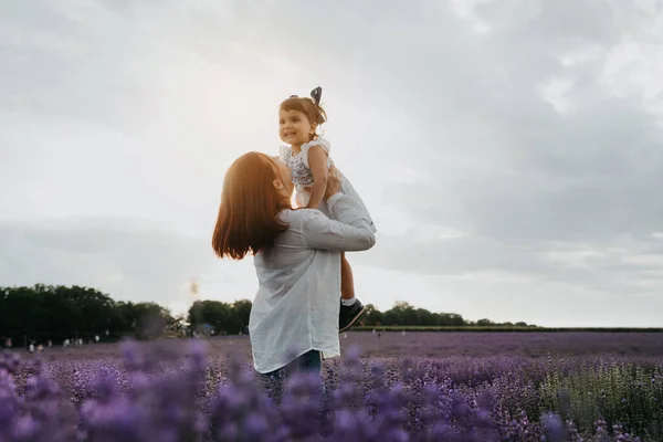 Joven Concepto Familia Feliz Madre Está Abrazando Sosteniendo Sus Manos — Foto de Stock