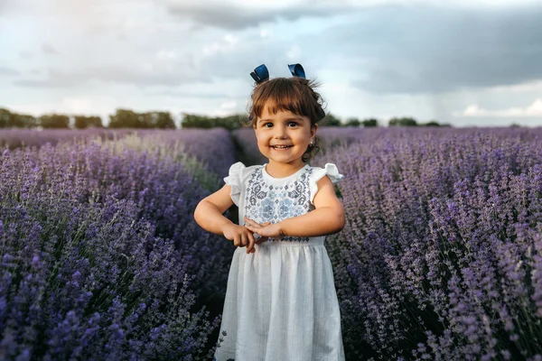 Маленька Щаслива Усміхнена Дівчинка Білій Сукні Грає Центрі Поля Лаванди — стокове фото