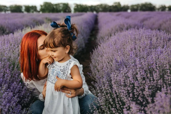 Giovane Concetto Famiglia Felice Mamma Sta Baciando Sua Figlia Mezzo — Foto Stock