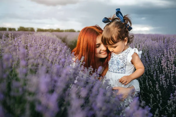Giovane Concetto Famiglia Felice Madre Vicino Sta Abbracciando Sua Figlia — Foto Stock
