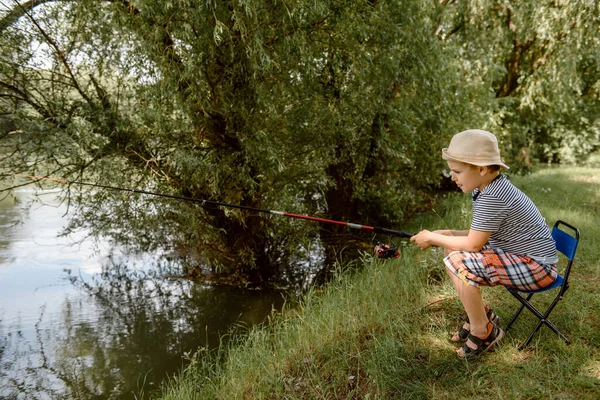 Summer Vacations Concept Little Boy Hat Fishing Lake — Foto Stock