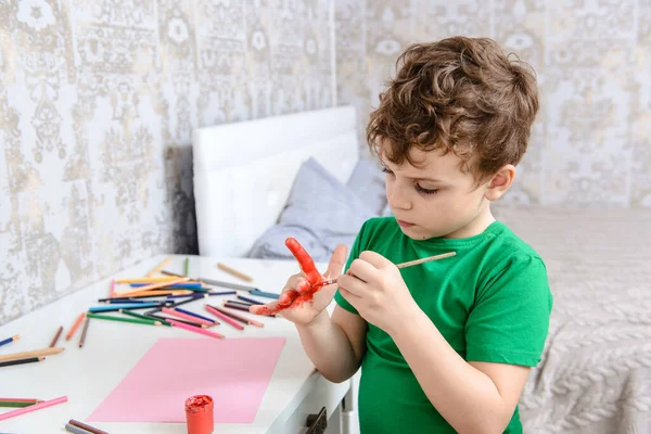 Primer Plano Niño Que Pinta Los Dedos Con Pintura Roja —  Fotos de Stock