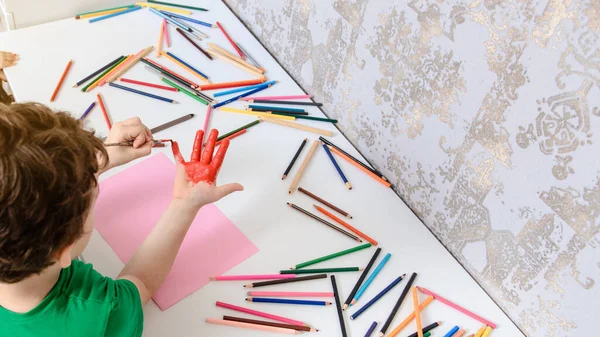 Vista Superior Niño Que Está Pintando Mano Con Pintura Roja —  Fotos de Stock