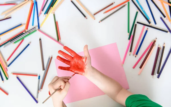 Vista Superior Niño Que Está Pintando Mano Con Pintura Roja — Foto de Stock