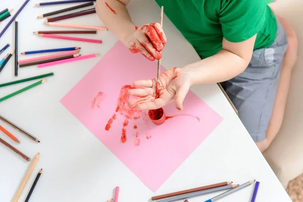 Primer Plano Niño Cómo Pinta Mano Con Pintura Roja Fondo —  Fotos de Stock