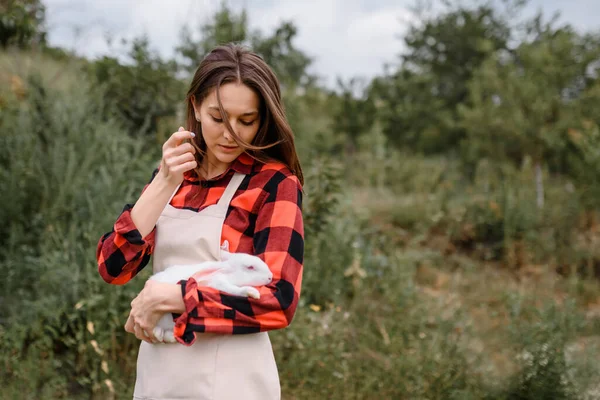 Jeune Agricultrice Souriante Heureuse Tient Lapin Blanc Dans Ses Mains — Photo