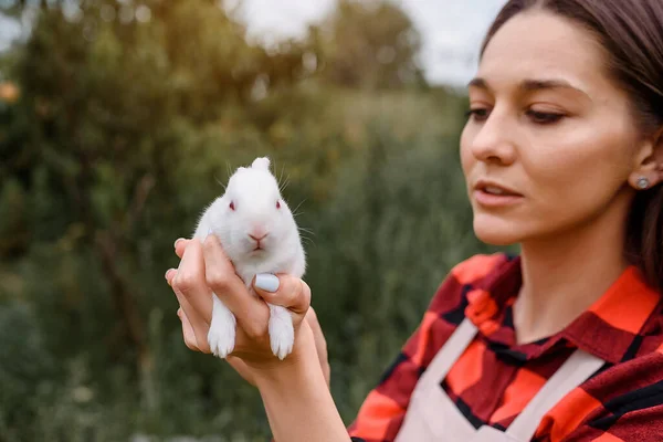 Close Jovem Agricultor Está Segurando Coelho Bebê Branco Suas Mãos — Fotografia de Stock