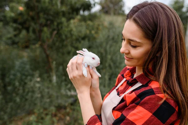 Joven Mujer Granjera Feliz Sonriente Sostiene Conejo Blanco Sus Manos —  Fotos de Stock