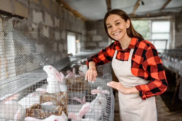 Mladá Šťastná Žena Farmář Dívá Kamery Usmívá Své Farmě Bílými — Stock fotografie