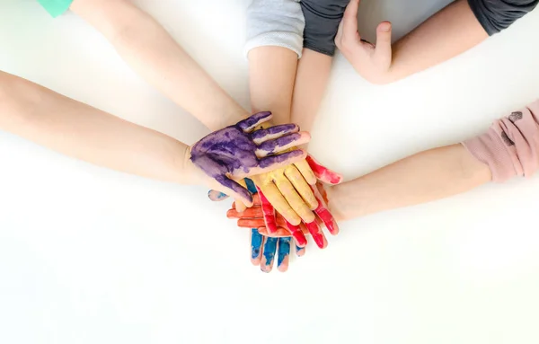 Chiudi Mani Dei Bambini Dipinte Con Guazzo Giallo Blu Rosa — Foto Stock