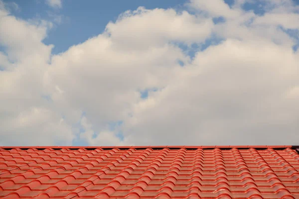 Κόκκινη Στέγη Σπιτιού Γαλάζιο Ουρανό Σύννεφα Αντιγραφή Χώρου Για Κείμενο — Φωτογραφία Αρχείου