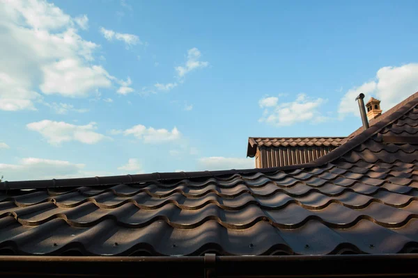 Brown Roof House Blue Sky Clouds — Foto Stock