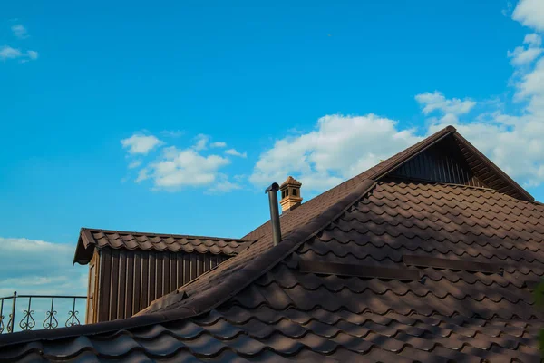 Egy Ház Barna Teteje Kék Égen Felhőkkel — Stock Fotó