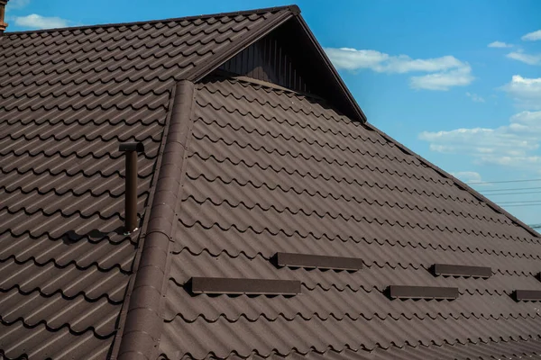 Brown Roof House Blue Sky Clouds — Stockfoto