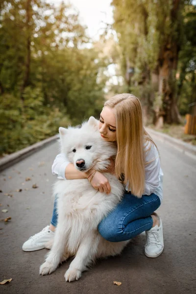 Young Beautiful Woman White Shirt Hugging Kissing Her White Dog — Fotografia de Stock