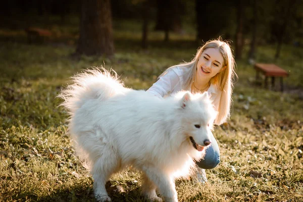 Young Happy Beautiful Woman White Shirt Playing Her White Dog — 스톡 사진