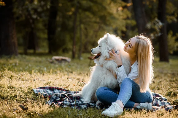 Young Beautiful Woman White Shirt Hugging Her White Dog Samoyed — Stok fotoğraf