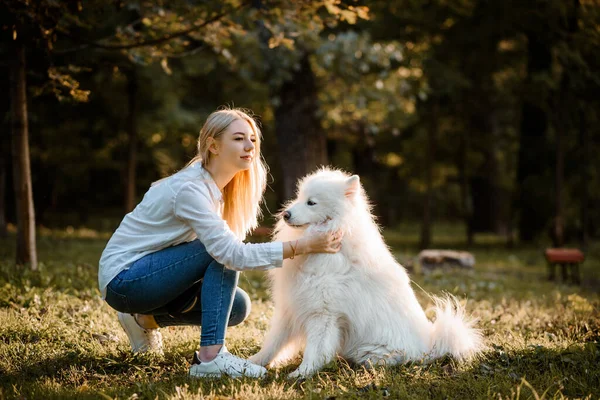 Mulher Bonita Nova Camisa Branca Está Abraçando Seu Cão Branco — Fotografia de Stock