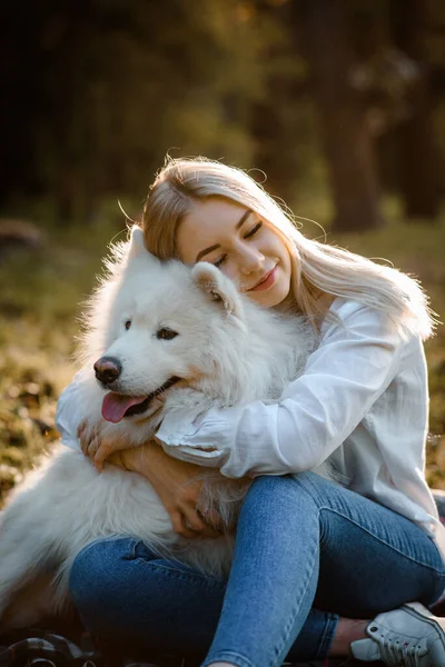 Close Portrait Young Beautiful Woman White Shirt Hugging Her White — Foto Stock