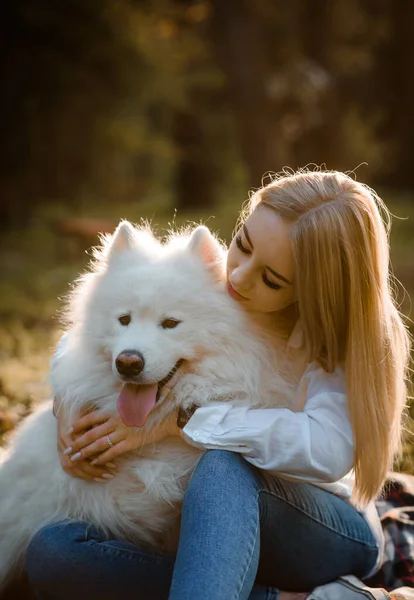 Close Portrait Young Beautiful Woman White Shirt Hugging Her White — Foto Stock