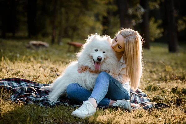 Young Beautiful Woman White Shirt Hugging Kissing Her White Dog — Zdjęcie stockowe