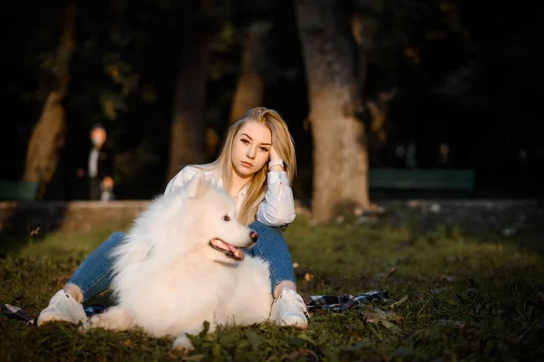 Giovane Bella Donna Camicia Bianca Sta Abbracciando Suo Cane Bianco — Foto Stock