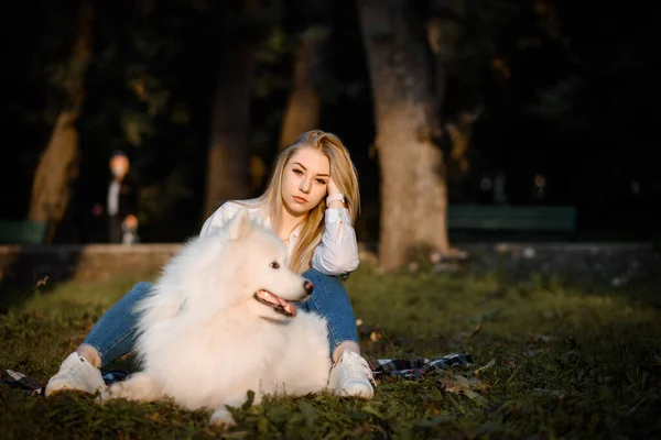 Young Beautiful Woman White Shirt Hugging Her White Dog Samoyed — Fotografia de Stock