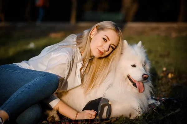 Young Beautiful Woman White Shirt Hugging Her White Dog Samoyed — Photo