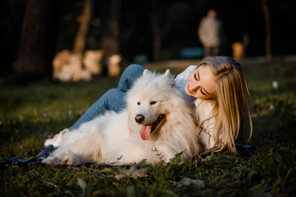 Young Beautiful Woman White Shirt Hugging Her White Dog Samoyed — Zdjęcie stockowe