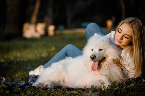 Young Beautiful Woman White Shirt Hugging Her White Dog Samoyed — Φωτογραφία Αρχείου