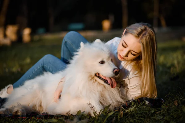 Young Beautiful Woman White Shirt Hugging Her White Dog Samoyed — 스톡 사진