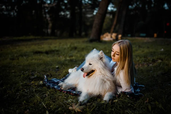 Young Beautiful Woman White Shirt Resting Grass Her White Dog —  Fotos de Stock