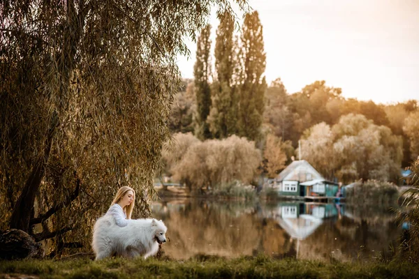 Young Beautiful Woman White Shirt Sitting Shore Lake Her White — Photo