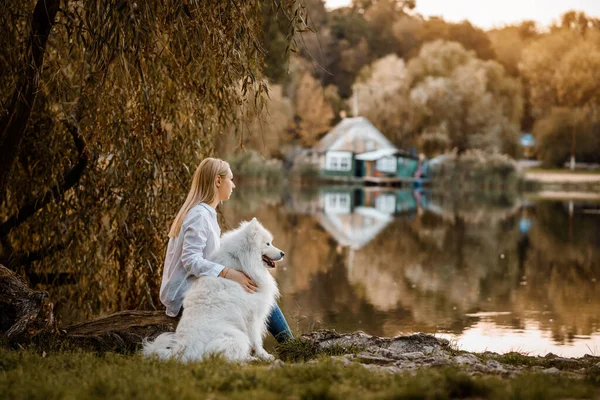 Young Beautiful Woman White Shirt Sitting Shore Lake Her White — Φωτογραφία Αρχείου