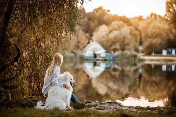 Young Beautiful Woman White Shirt Sitting Shore Lake Her White — Stock Photo, Image