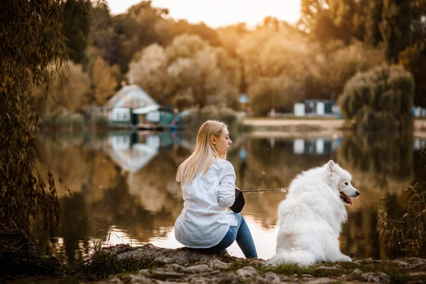 Young Beautiful Woman White Shirt Sitting Shore Lake Her White — Fotografia de Stock