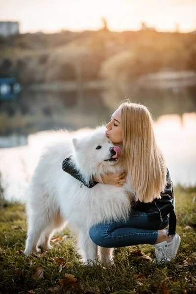 Close Portrait Young Beautiful Woman Playing Shore Lake Her White — Fotografia de Stock